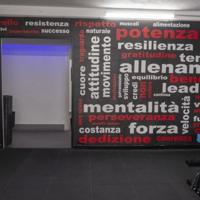 sala, attrezzi e frasi motivazionali